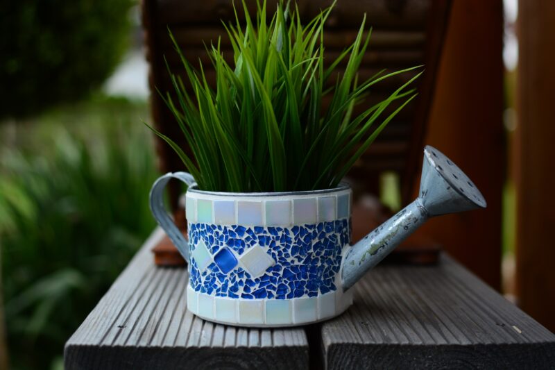 Mosaik Blechgießkanne blau/weiß