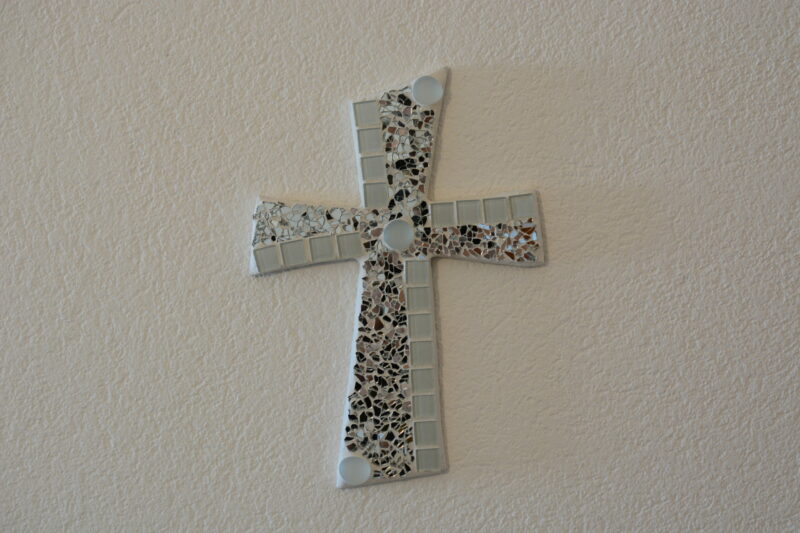 Mosaik Kreuz 25x18cm weiß/spiegel