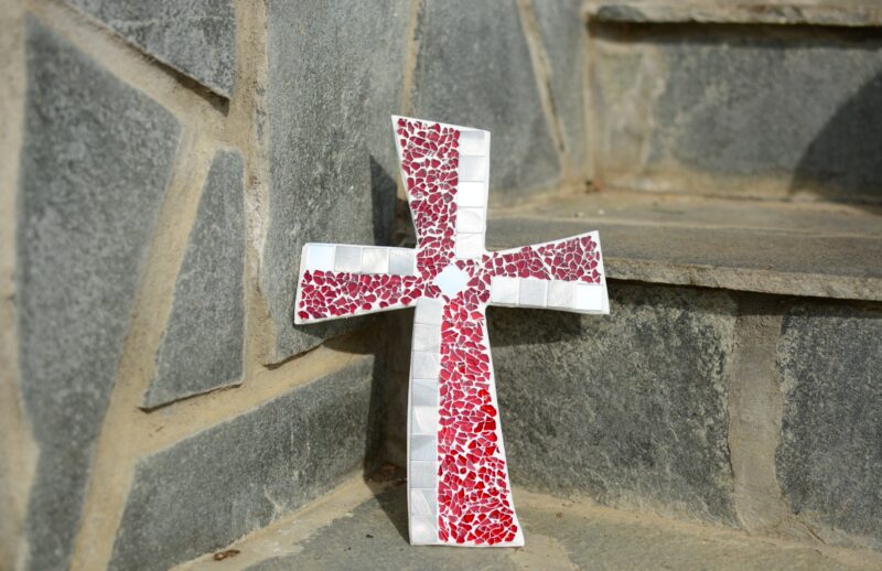 Mosaik Kreuz 25x18cm rot/silbergrau
