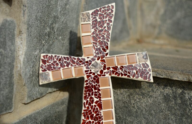 Mosaik Kreuz 25x18cm rot/marmormix – Bild 2