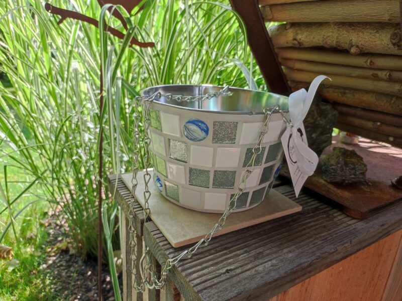 Mosaik Blumenampel weiß/silber/blau